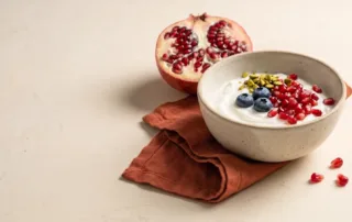 Greek yoghurt bowl with pomegranate, blueberries and pistachios, a protein-rich breakfast on GLP-1 medication