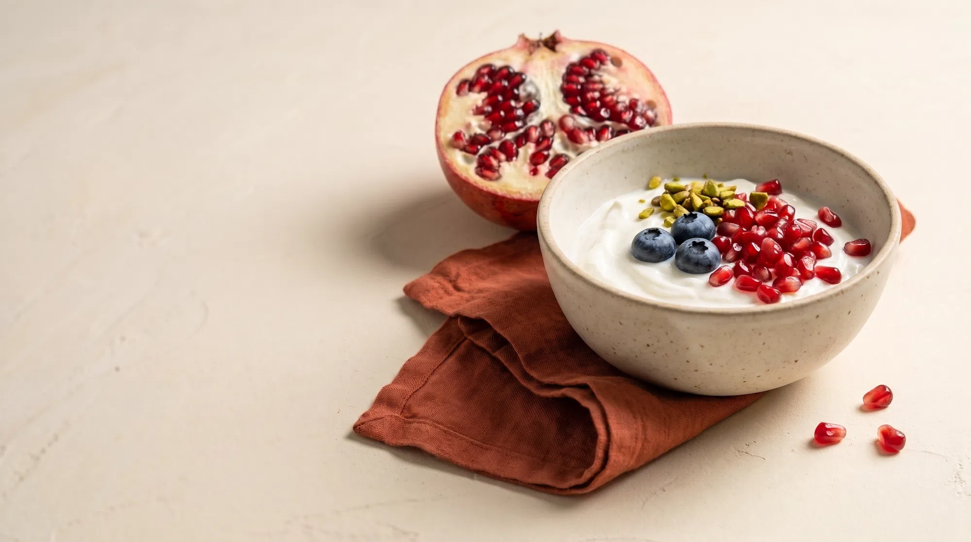 Greek yoghurt bowl with pomegranate, blueberries and pistachios, a protein-rich breakfast on GLP-1 medication